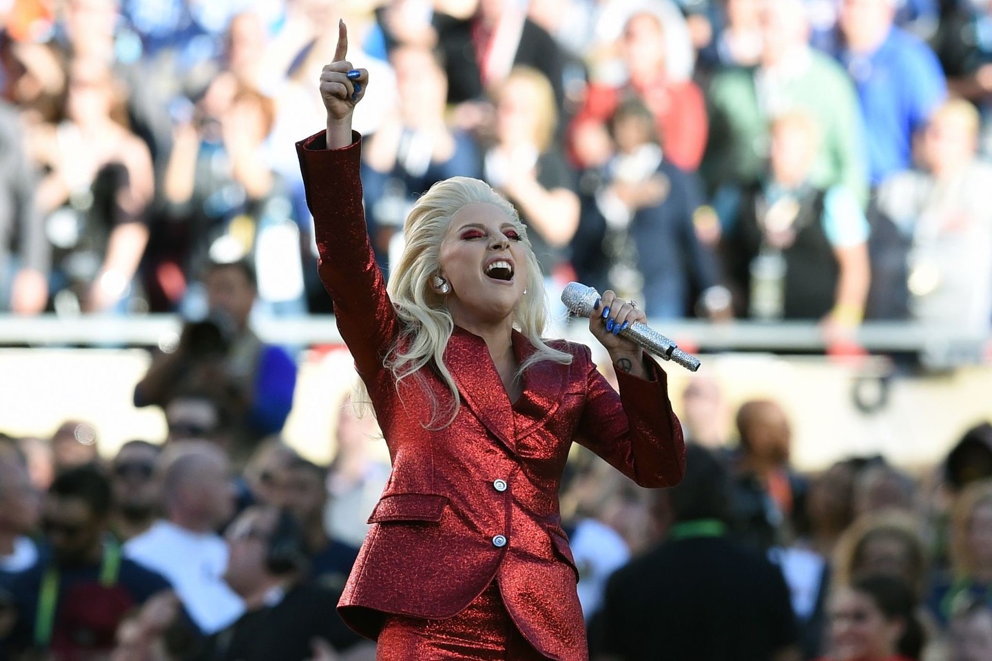 Lady Gaga sugiedojo Jungtinių Amerikos Valstijų himną.<br>Scanpix nuotr.