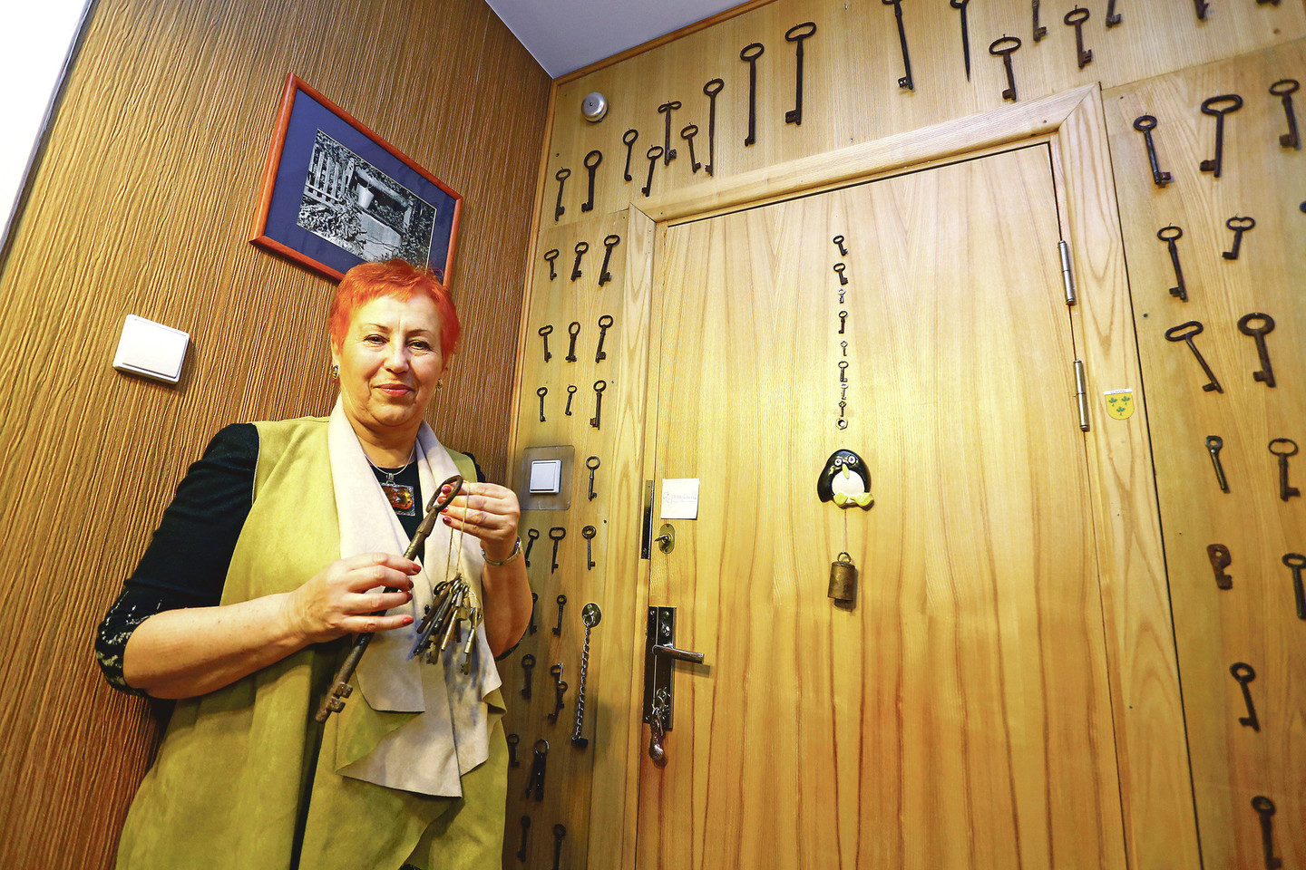 A.Ruseckaitė ne vienus metus kolekcionuoja senus kalvių rankomis sukurtus raktus ir juos kabina aplink namų duris.<br>P.Mantauto nuotr.
