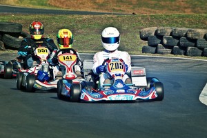 Kartingo varžybų dalyviai skriejo plikledžiu padengta trasa