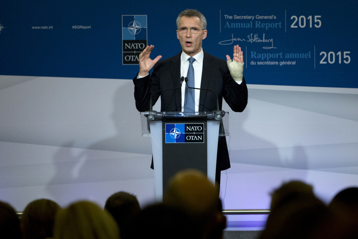 NATO „labai rimtai“ reaguos į pagalbos dėl pabėgėlių prašymus.
