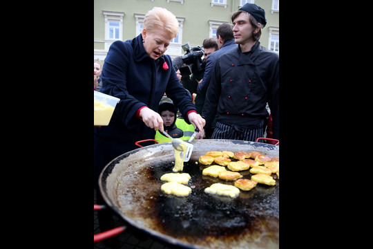 D.Grybauskaitė mitriai vartė blynus.<br>R.Danisevičiaus nuotr.