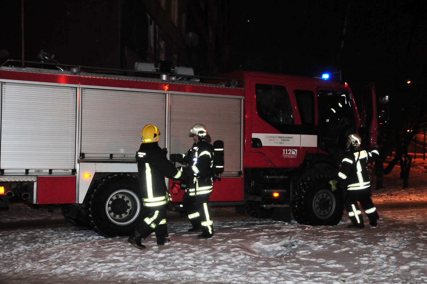 Ugniagesiai Panevėžyje gelbėjo 3 aukšte besiblaškiusią moterį.