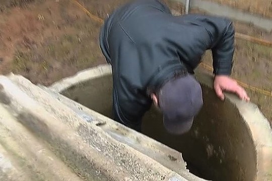 Parodė, kaip iš šulinio ištraukė kūdikį