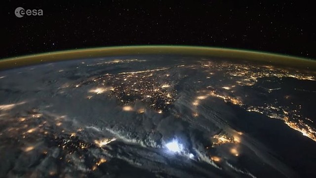 Užburiančio grožio vaizdas: kaip žaibas atrodo iš kosmoso
