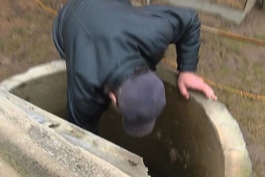 Parodė, kaip iš šulinio ištraukė kūdikį