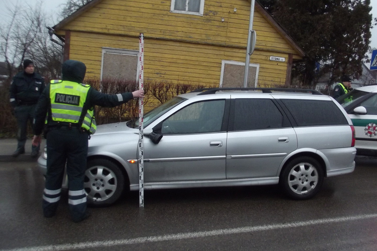 Girta automobilio „Opel Vectra“ vairuoja partrenkė ir sužalojo per gatvę ėjusią nepilnametę.