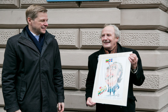 Buvęs Islandijos užsienio reikalų ministras Jonas Baldvinas Hannibalssonas gavo dovanų savo šaržą.<br>T.Bauro nuotr.