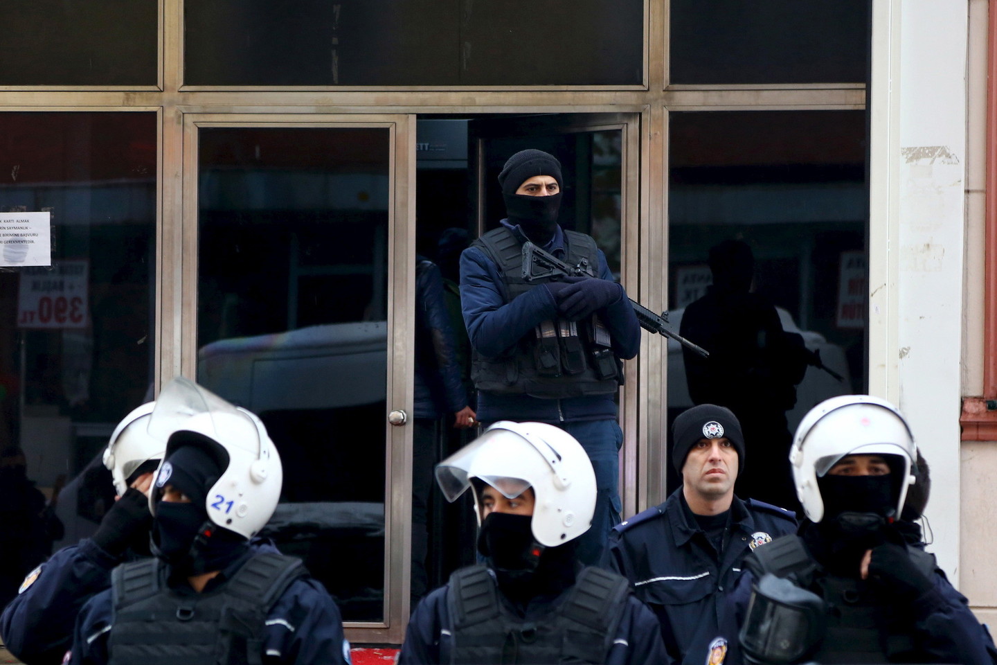 Turkijos kariuomenė sulaikė 34 žmones ir iš jų konfiskavo 15 kilogramų sprogmenų bei keturias savižudžių liemenes.