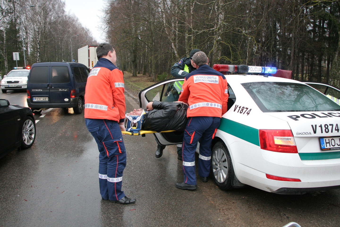 Į ligoninę išvežtas ir avariją sukėlęs vairuotojas.<br>A.Vaitkevičiaus nuotr.