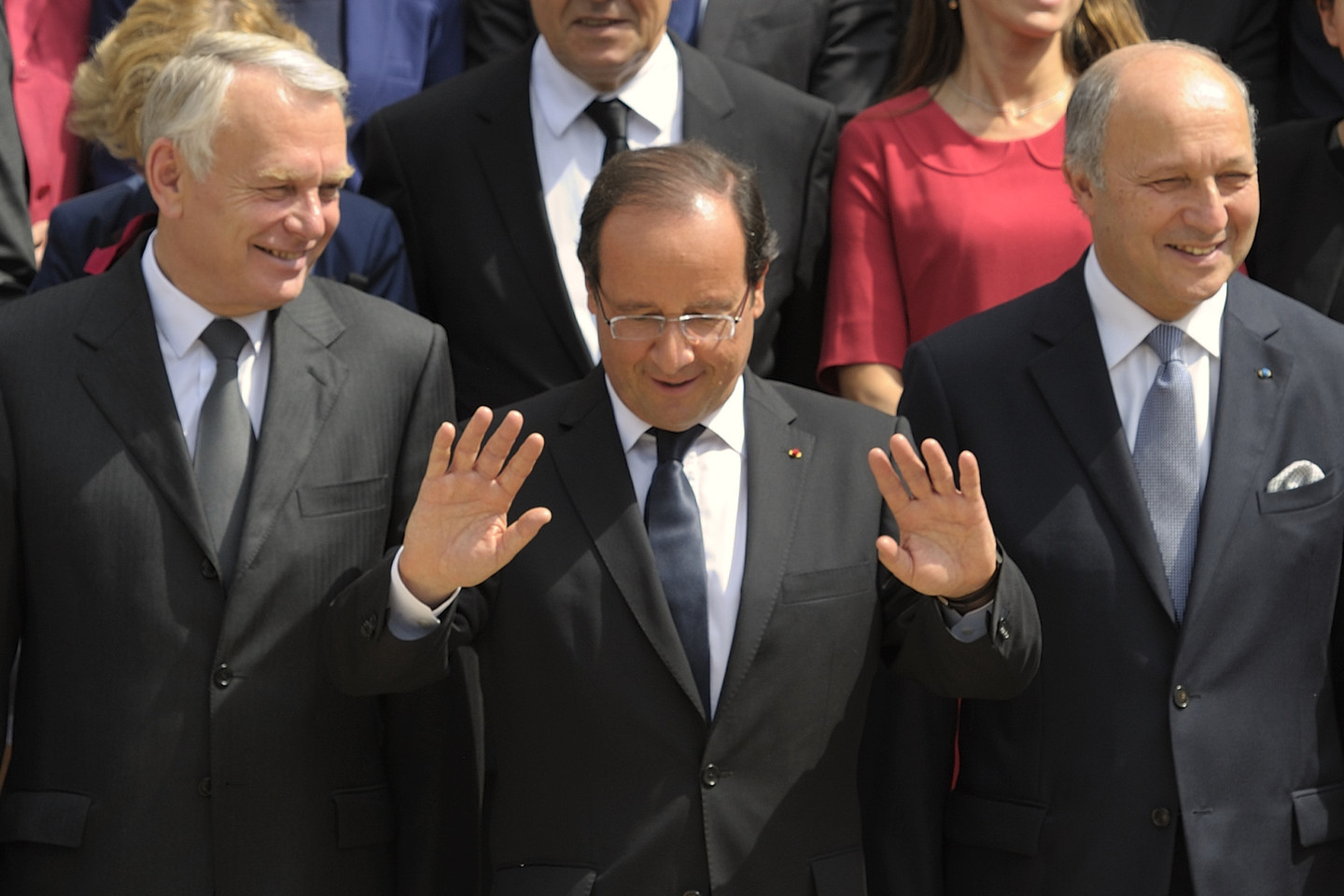 Per vidurį Francois Hollande'as, kairėje – Jeaną-Marcą Ayrault , dešinėje – Laurentas Fabiusas.