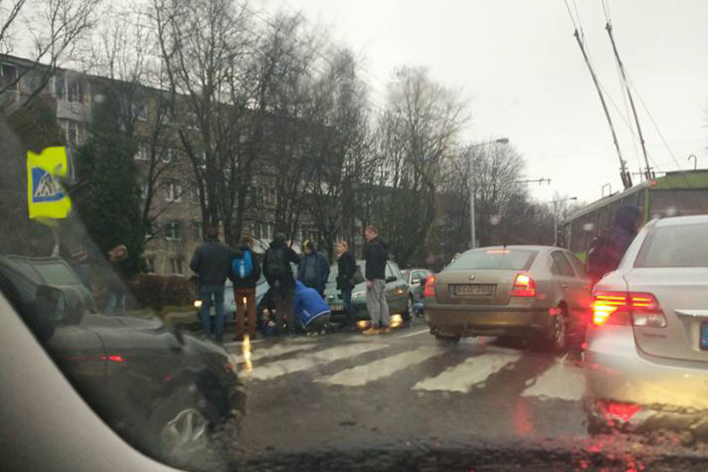 Kaune perėjoje automobilis partrenkė moterį ir vaiką.