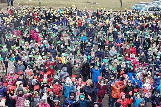 800 mokinių bendru šokiu sudėliojo Lietuvos vėliavą