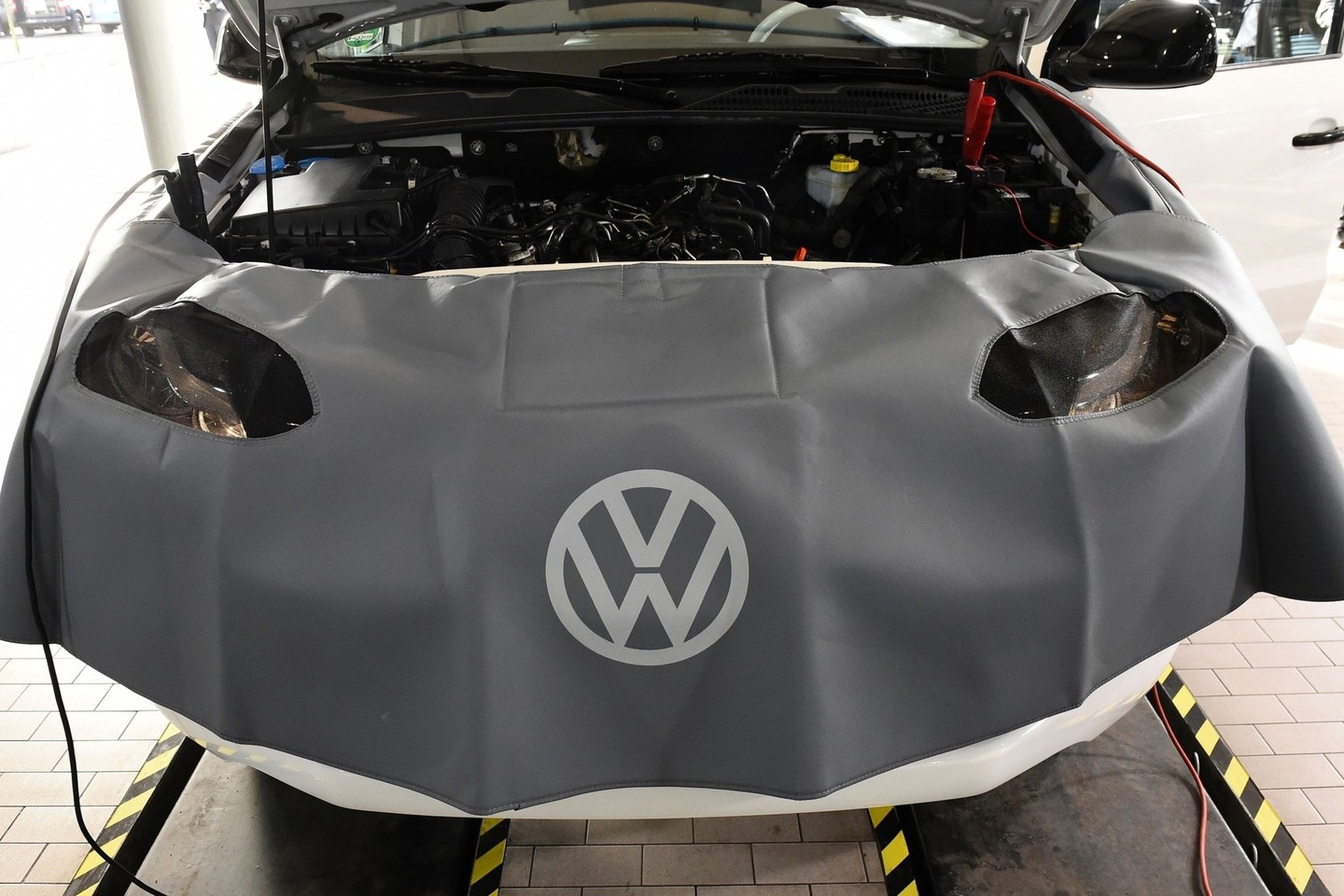 „Volkswagen“ skelbia, kad darbų atlikimo laiko normatyvas, įskaitant programinės įrangos atnaujinimą – mažiau, nei 45 minutės.<br>AFP/Scanpix nuotr.