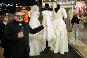 A. Vasiljevas parodė A. Valentaitės vestuvių vakarėlio suknelę