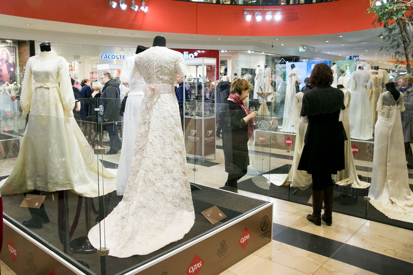 Aleksandras Vasiljevas svečius pakvietė pažiūrėti į vestuvines sukneles.<br>T.Bauro nuotr.