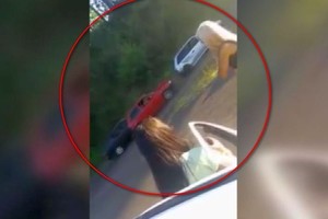 Būna ir taip: pakelėje šokanti blondinė sukėlė avarijų virtinę