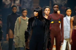 Naomi Campbell dėl Kanye Westo pasipuošė megztu kombinezonu