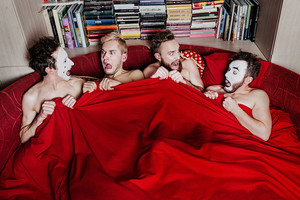 Skandalistai „Neteisėtai padaryti“ uždainavo apie pirmą kartą