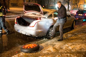 Į reidą patekusiam „Jaguar“ savininkui teko susitepti rankas
