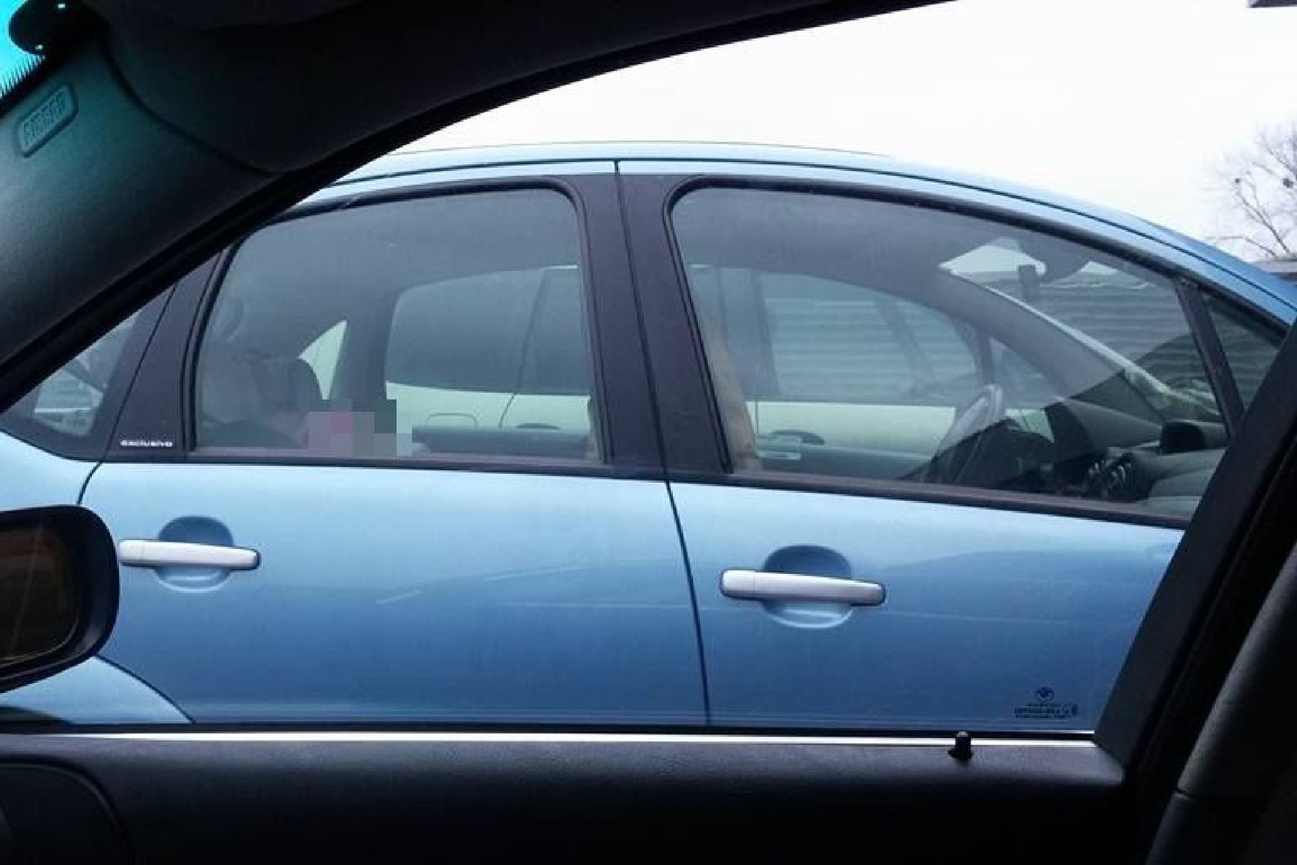Išplito nuotrauka, kurioje užfiksuota automobilyje palikta mieganti vos poros metukų mergaitė.<br>Socialinių tinklų nuotr.