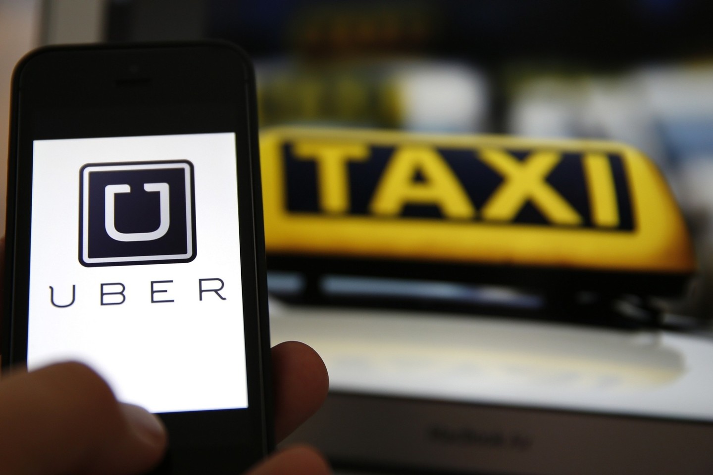 Pranešama, kad „Uber“ teikė paslaugą – mokestį už saugią kelionę už 2,3 JAV dolerio, bet netikrino vairuotojų,