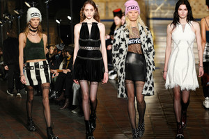 Itin seksualią kolekciją Alexanderis Wangas pristatė bažnyčioje