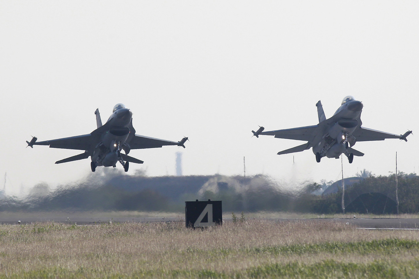 Lenkija pasiruošusi pasiųsti naikintuvų F-16 kovai su IV