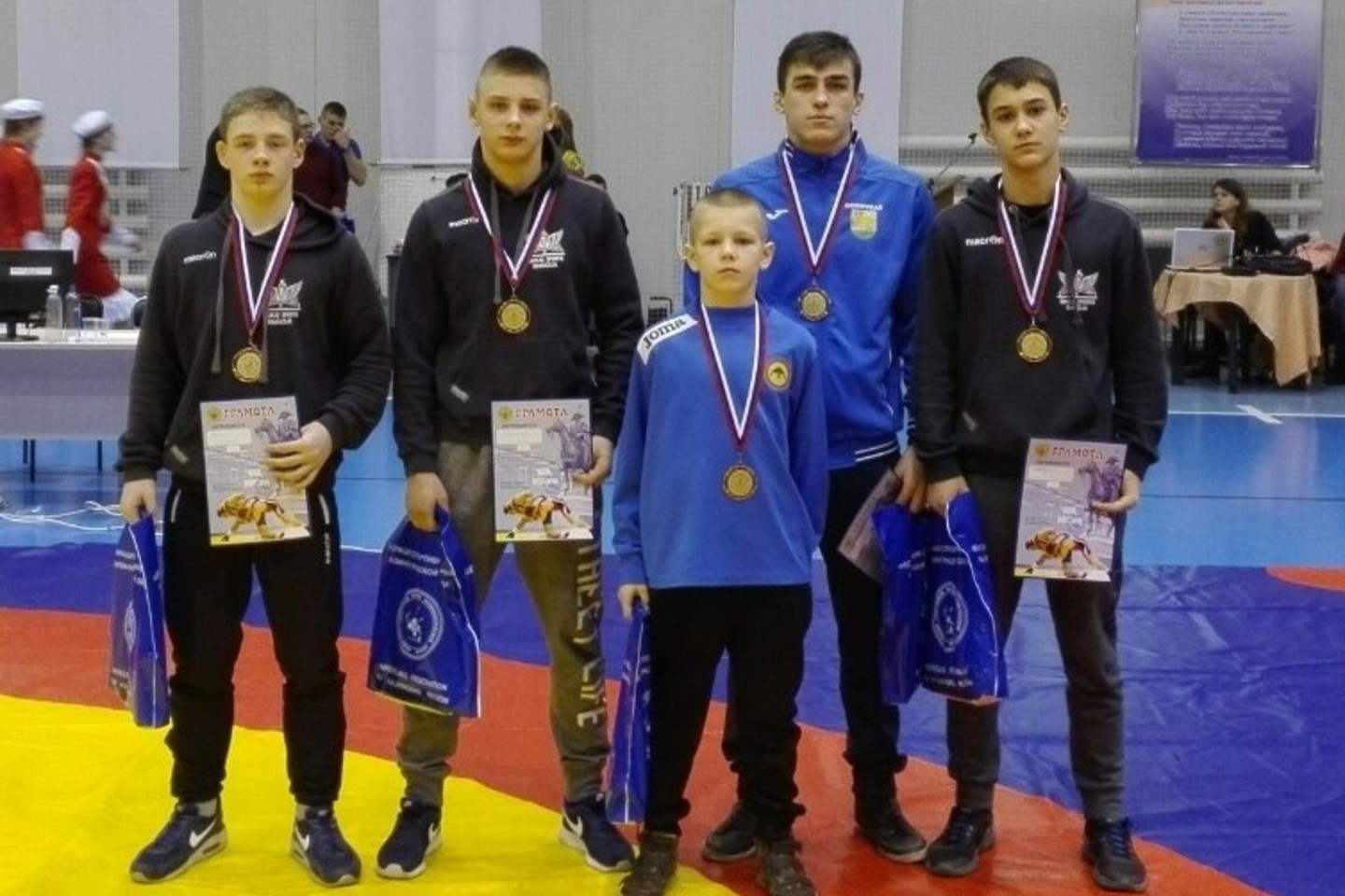 Po apdovanojimų iš kairės: Svajūnas Šakys, Lukas Lipnickas, Paulius Leščauskas, Dominykas Viliušis ir Vadimas Babuškinas