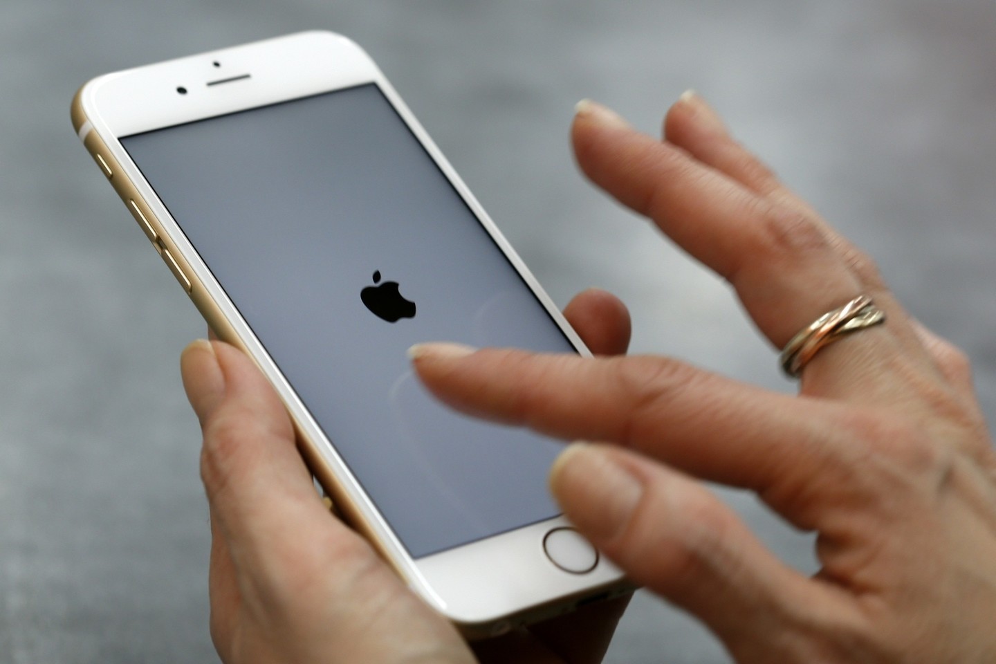 Pakeitus datą ir perkrovus įrenginį telefonas užstringa, o jo ekrane rodomas „Apple“ logotipas.