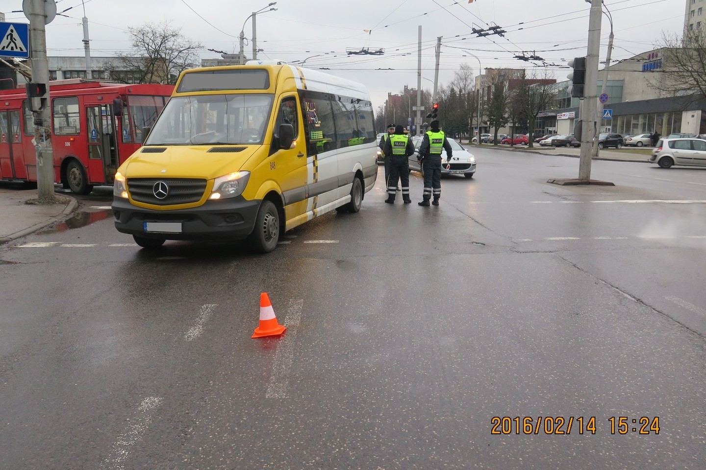 Kaune mikroautobusas perėjoje partrenkė moterį.