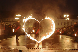 Klaipėdiečiai žiemą maudėsi šviesų ir ugnies jūroje