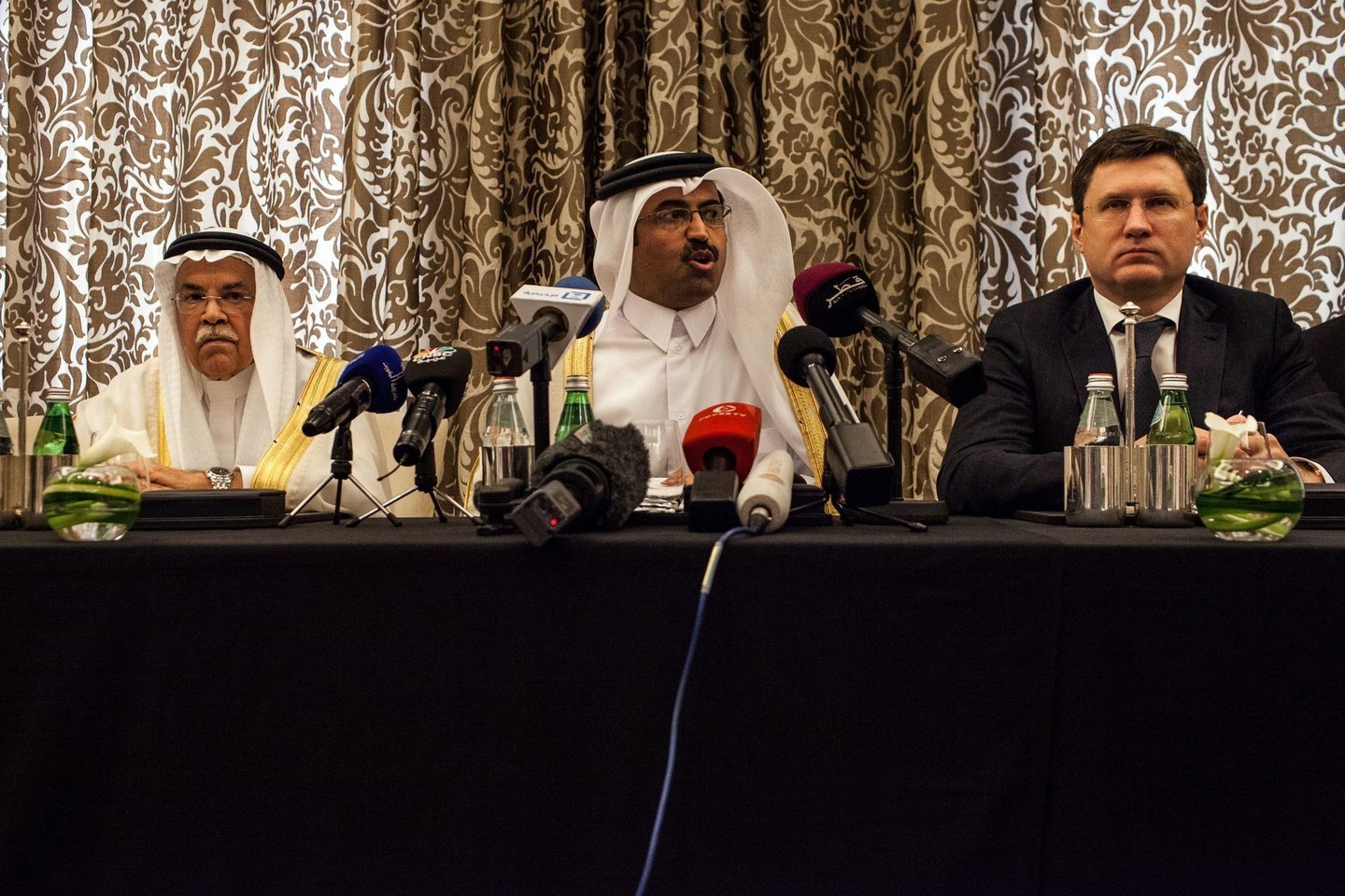 OPEC narių ir Rusijos atrovų susitikimas Kaatare.