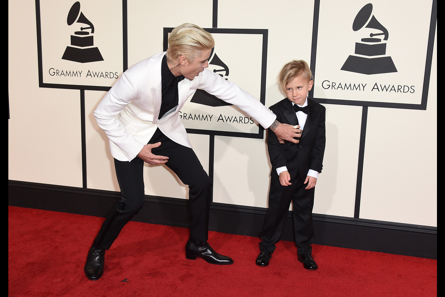 Justinas Bieberis į šventę atėjo su broliu Jaxonu Bieberu.<br>AP nuotr.