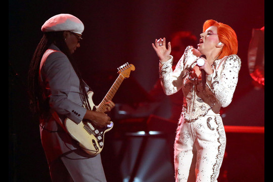 Nile'as Rodgersas ir Lady Gaga savo pasirodymu pagerbė Davidą Bowie.<br>AP nuotr.