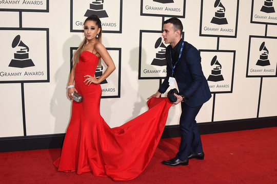 Ariana Grande vilkėjo įspūdingą suknelę.<br>AP nuotr.