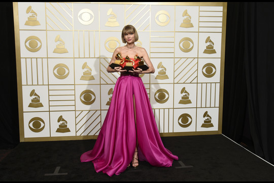 Taylor Swift džiaugiasi apdovanojimais.<br>AP nuotr.