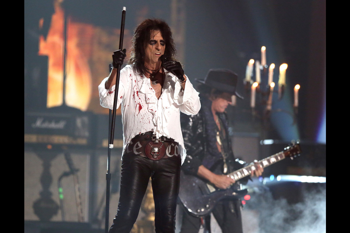 Alice Cooper drebina sceną.<br>AP nuotr.
