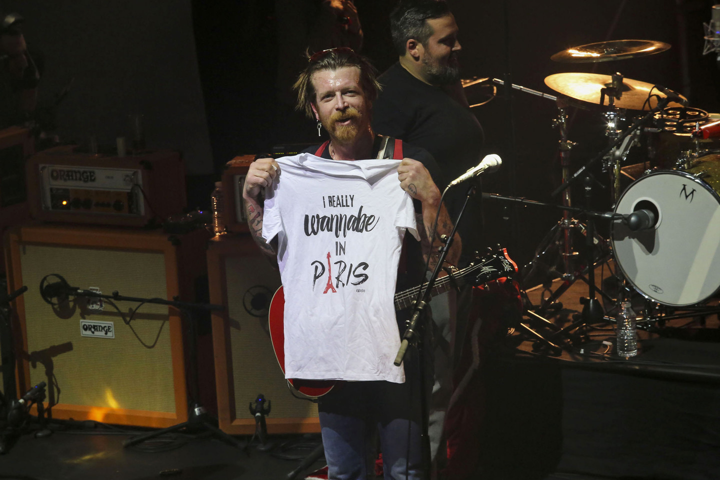 „Aš tikrai noriu būti Paryžiuje“, – marškinėlius su tokiu užrašu scenoje laikė J.Hughesas.<br>AP nuotr.
