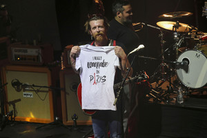 „Eagles Of Death Metal“ po teroro aktų grįžo į Paryžiaus sceną