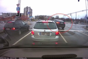 Stovėjimo aikštelėje siautėjęs BMW X6 spruko iš įvykio vietos