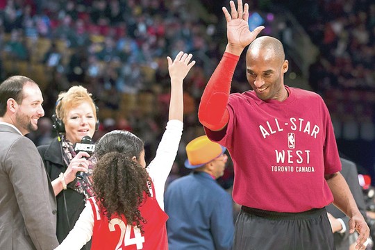 Kobe Bryantą NBA žvaigždės apipylė linksmomis dovanomis