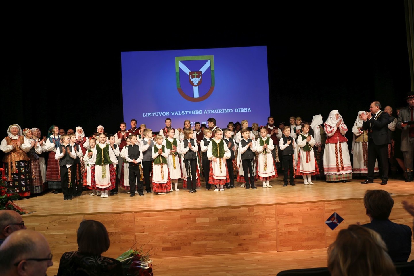 Vasario 16-ąją Raudondvaryje įvyko pakaunės kraštui nusipelniusių žmonių pagerbimo ceremonija.<br>Kauno rajono savivaldybės nuotr.