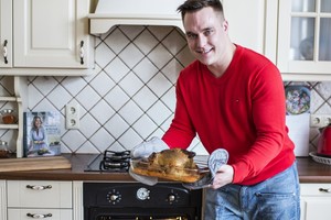 Dainininkas iš B. Nicholson išmoko kepti pasakiškai skanią vištą