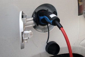 Elektromobilis prie prekybos centro: išbandė, kaip tai veikia