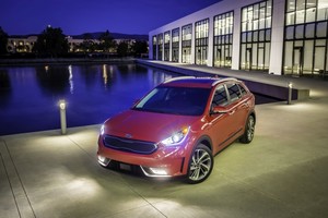 „Kia“ pristatė savo pirmąjį visiškai hibridinį modelį