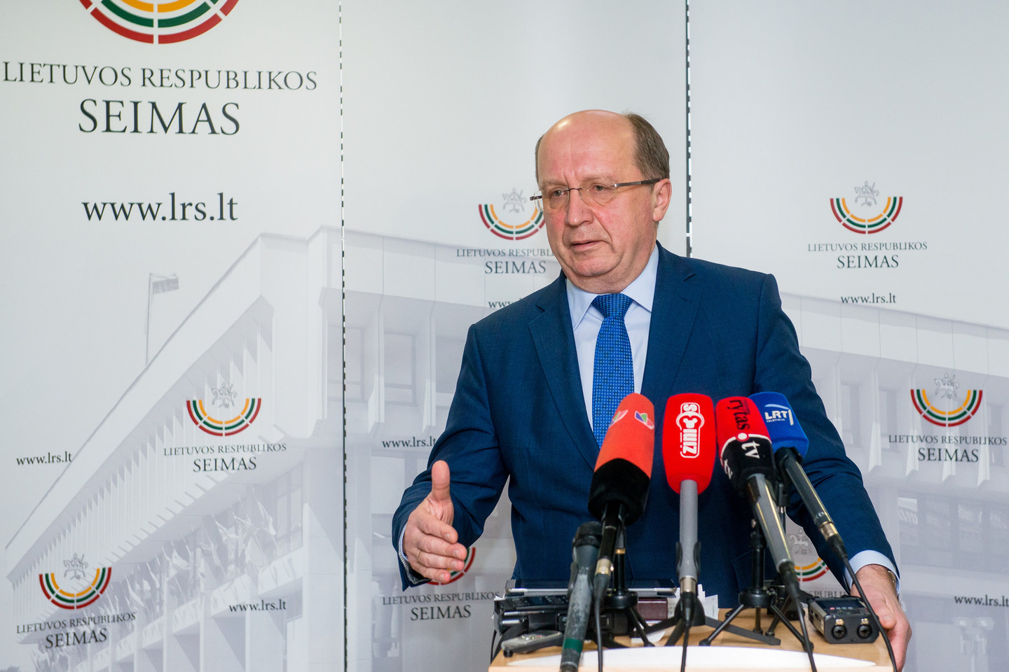 Opozicija įrodinėja, kad neeilinė sesija nutraukta neteisėtai.