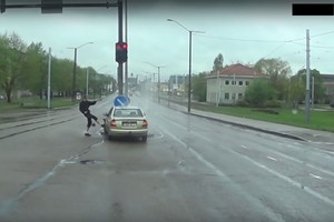 Greičio ištroškęs estas po absurdiškos avarijos pašėlo