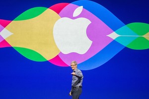 „Apple“ stojo į amžiaus kovą