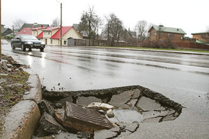 Nutirpęs sniegas Kauno gatvėse atvėrė naujų duobių