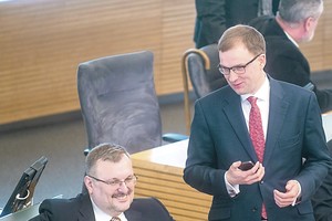 Neeilinė Seimo sesija: pagiedojo, paburnojo ir išsiskirstė